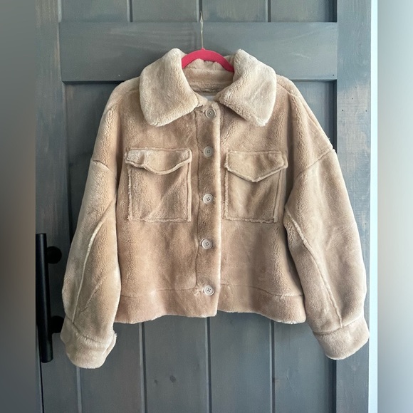 American Eagle 🦅 
Tan teddy fur jacket/coat 🧥 
Size Small - Picture 5 of 8